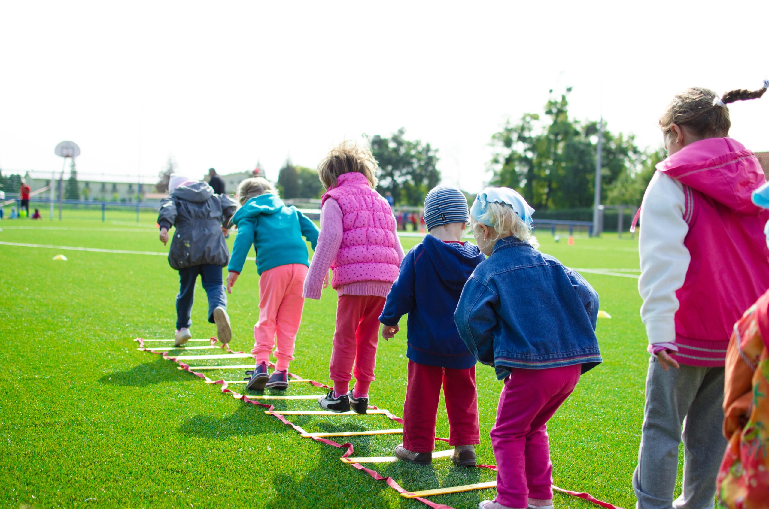 sportkindercoaching kids jumping in ladder